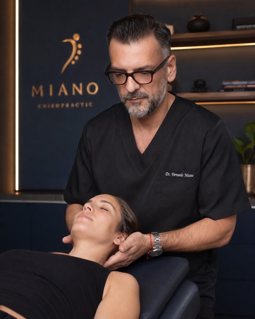 Dr. Fernando Miano realizando atendimento de quiropraxia cervical